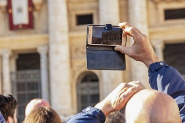 Vatikan Roma 'da insanlarla kalabalık Saint Peter Basilica