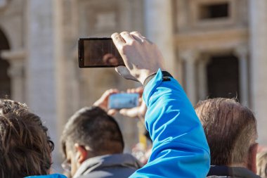 Vatikan Roma 'da insanlarla kalabalık Saint Peter Basilica
