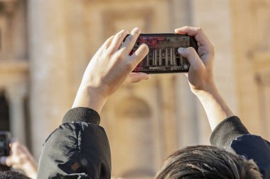 Vatikan Roma 'da insanlarla kalabalık Saint Peter Basilica