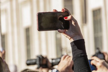 Vatikan Roma 'da insanlarla kalabalık Saint Peter Basilica