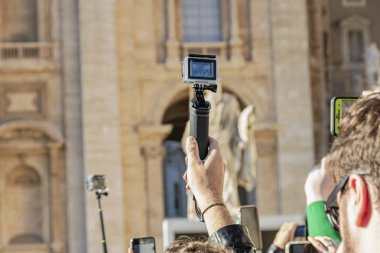 Vatikan Roma 'da insanlarla kalabalık Saint Peter Basilica