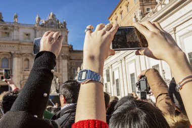 Vatikan Roma 'da insanlarla kalabalık Saint Peter Basilica