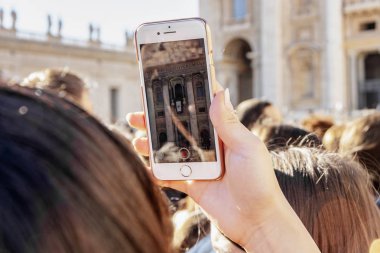 Vatikan Roma 'da insanlarla kalabalık Saint Peter Basilica