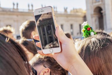 Vatikan Roma 'da insanlarla kalabalık Saint Peter Basilica