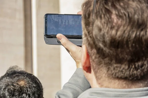 Petersbasilika mit Menschen in vatikanischem Rom — Stockfoto