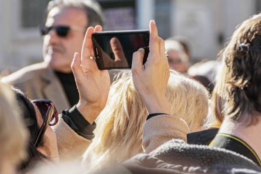 Vatikan Roma 'da insanlarla kalabalık Saint Peter Basilica