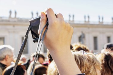 Vatikan Roma 'da insanlarla kalabalık Saint Peter Basilica