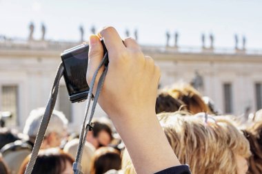 Vatikan Roma 'da insanlarla kalabalık Saint Peter Basilica