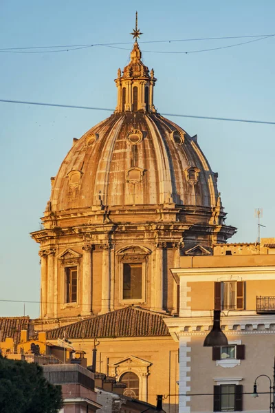 Arquitectura antigua de la iglesia en Roma — Foto de Stock