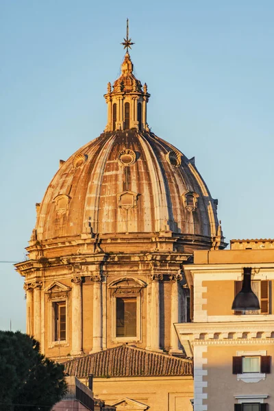 Arquitectura antigua de la iglesia en Roma — Foto de Stock