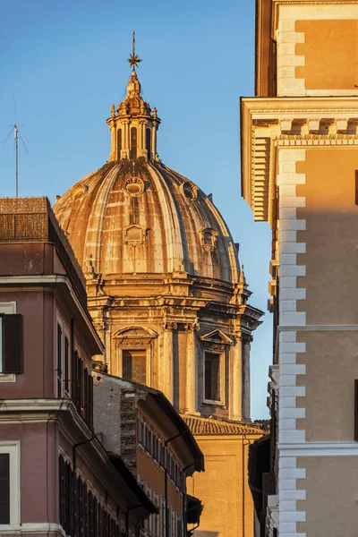 Arquitectura antigua de la iglesia en Roma — Foto de Stock