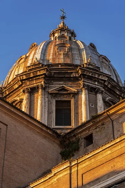 Arquitectura antigua de la iglesia en Roma — Foto de Stock