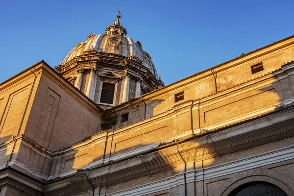 Arquitectura antigua de la iglesia en Roma — Foto de Stock