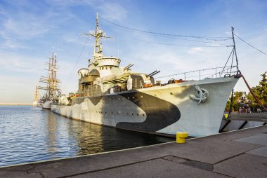 Gdynia limanında yelkenli ve gemi