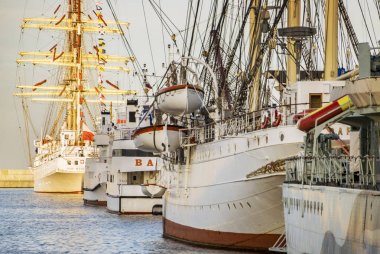 Gdynia limanında yelkenli ve gemi