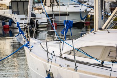 Marina limanında yatlar ve yelkenliler