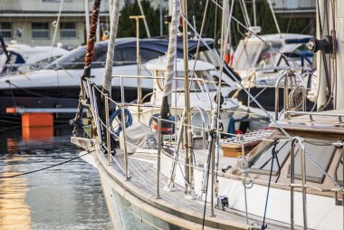 Marina limanında yatlar ve yelkenliler