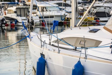 Marina limanında yatlar ve yelkenliler