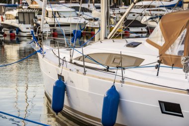 Marina limanında yatlar ve yelkenliler