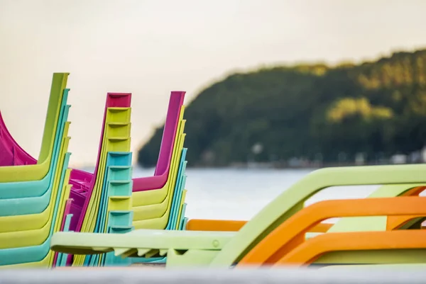 带沙滩和海滩的彩色躺椅 — 图库照片