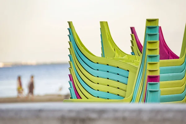 Cadeiras de praia coloridas com areia e praia — Fotografia de Stock