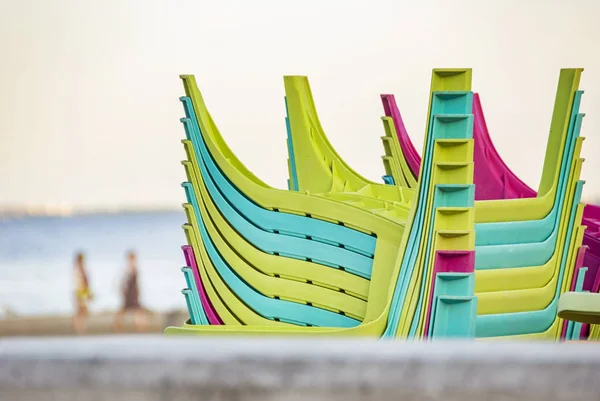 带沙滩和海滩的彩色躺椅 — 图库照片