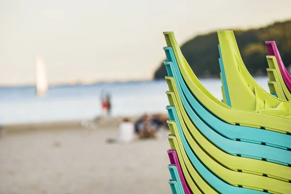 Cadeiras de praia coloridas com areia e praia — Fotografia de Stock