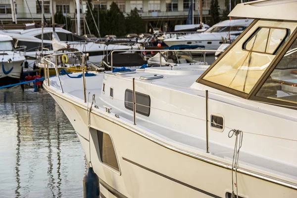 Marina limanında yatlar ve yelkenliler