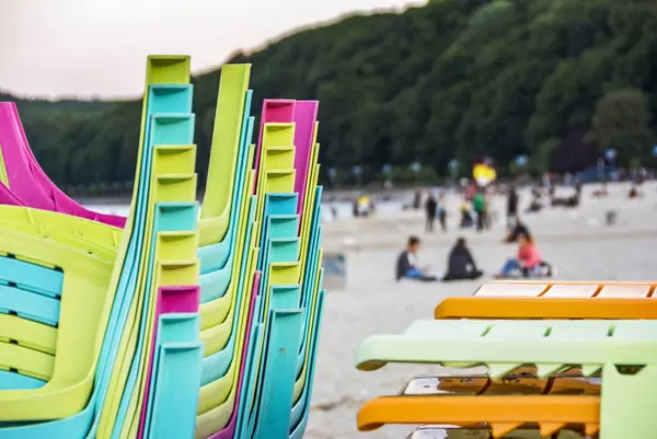 Cadeiras de praia coloridas com areia e praia — Fotografia de Stock