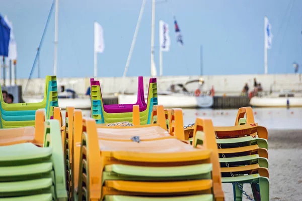 Cadeiras de praia coloridas com areia e praia — Fotografia de Stock