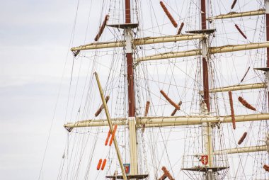 Gemi yelkenli ile liman iskelesi