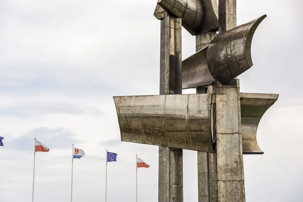 Hafenpier mit Statue-Skulptur — Stockfoto