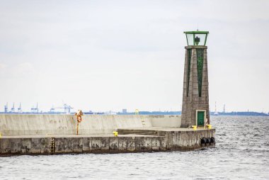 Deniz feneri ile liman iskelesi