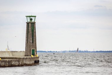 Deniz feneri ile liman iskelesi