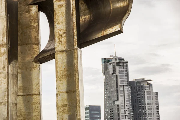 Muelle del puerto con edificio de torre y con escultura de estatua —  Fotos de Stock