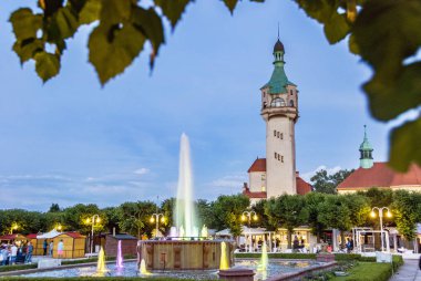 Sopot'ta kare ve gezinti arkeolojik satırlık simgesel yapı