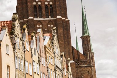 Gdansk eski tarihi bina mimarisi cephe ve St Mary Bazilikası