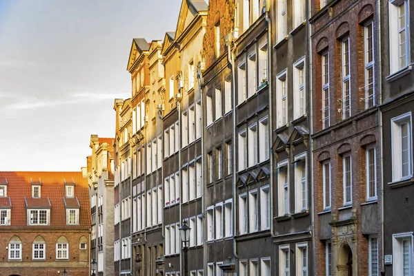 Vieille façade d'architecture de bâtiment historique à Gdansk — Photo