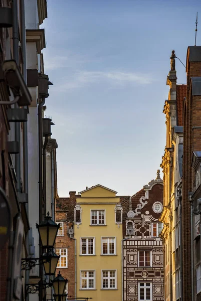 Oude historische gebouw architectuur gevel in Gdansk — Stockfoto