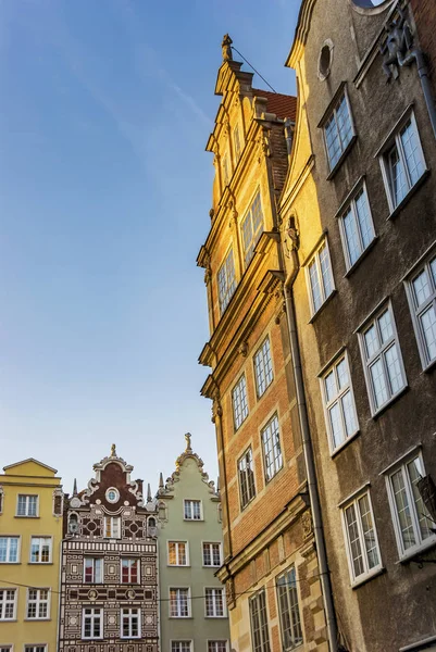 Fasada zabytkowej architektury budynku w Gdańsku — Zdjęcie stockowe