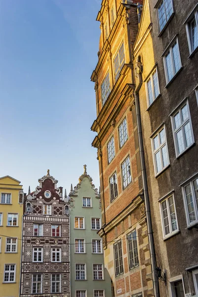 Vieille façade d'architecture de bâtiment historique à Gdansk — Photo