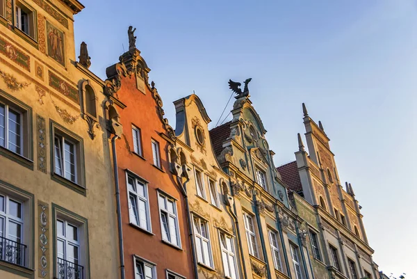 Vieille façade d'architecture de bâtiment historique à Gdansk — Photo