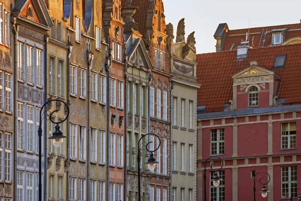 Vieille façade d'architecture de bâtiment historique à Gdansk — Photo