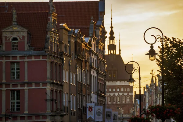 Vieille façade d'architecture de bâtiment historique à Gdansk — Photo