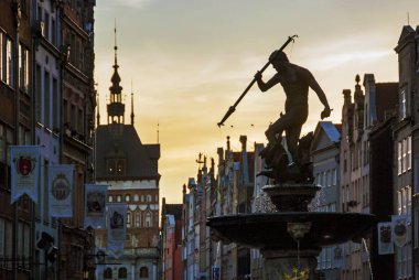 Gdansk'taki eski şehir pazarında Neptün Heykeli