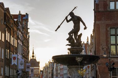 Gdansk'taki eski şehir pazarında Neptün Heykeli