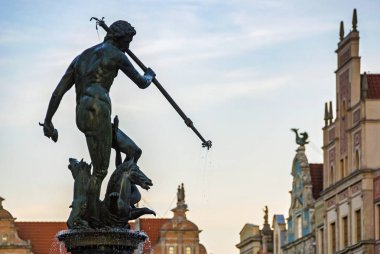 Gdansk'taki eski şehir pazarında Neptün Heykeli