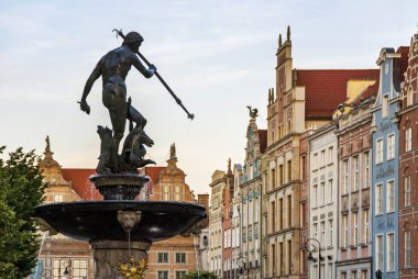 Gdansk'taki eski şehir pazarında Neptün Heykeli