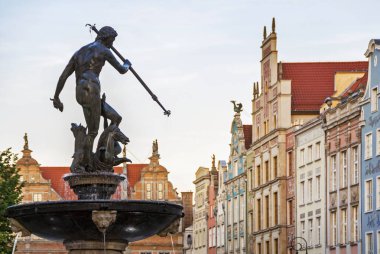Gdansk'taki eski şehir pazarında Neptün Heykeli