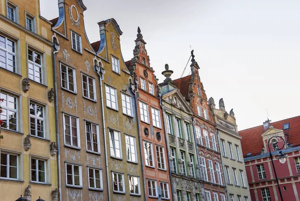 Vieille façade d'architecture de bâtiment historique à Gdansk — Photo